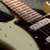 Vintage V6 ICON, Distressed White over Sunburst