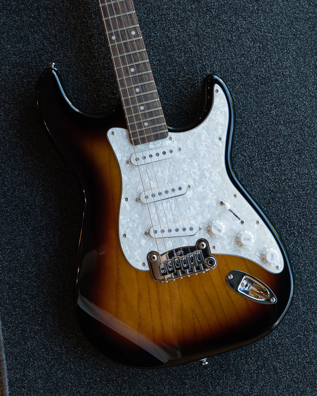 G&L Tribute Legacy 3-Tone Sunburst RW