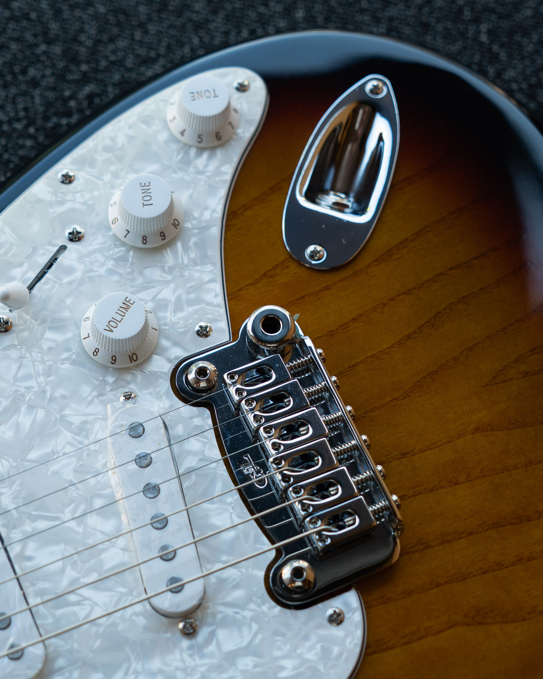 G&L Tribute Legacy 3-Tone Sunburst RW