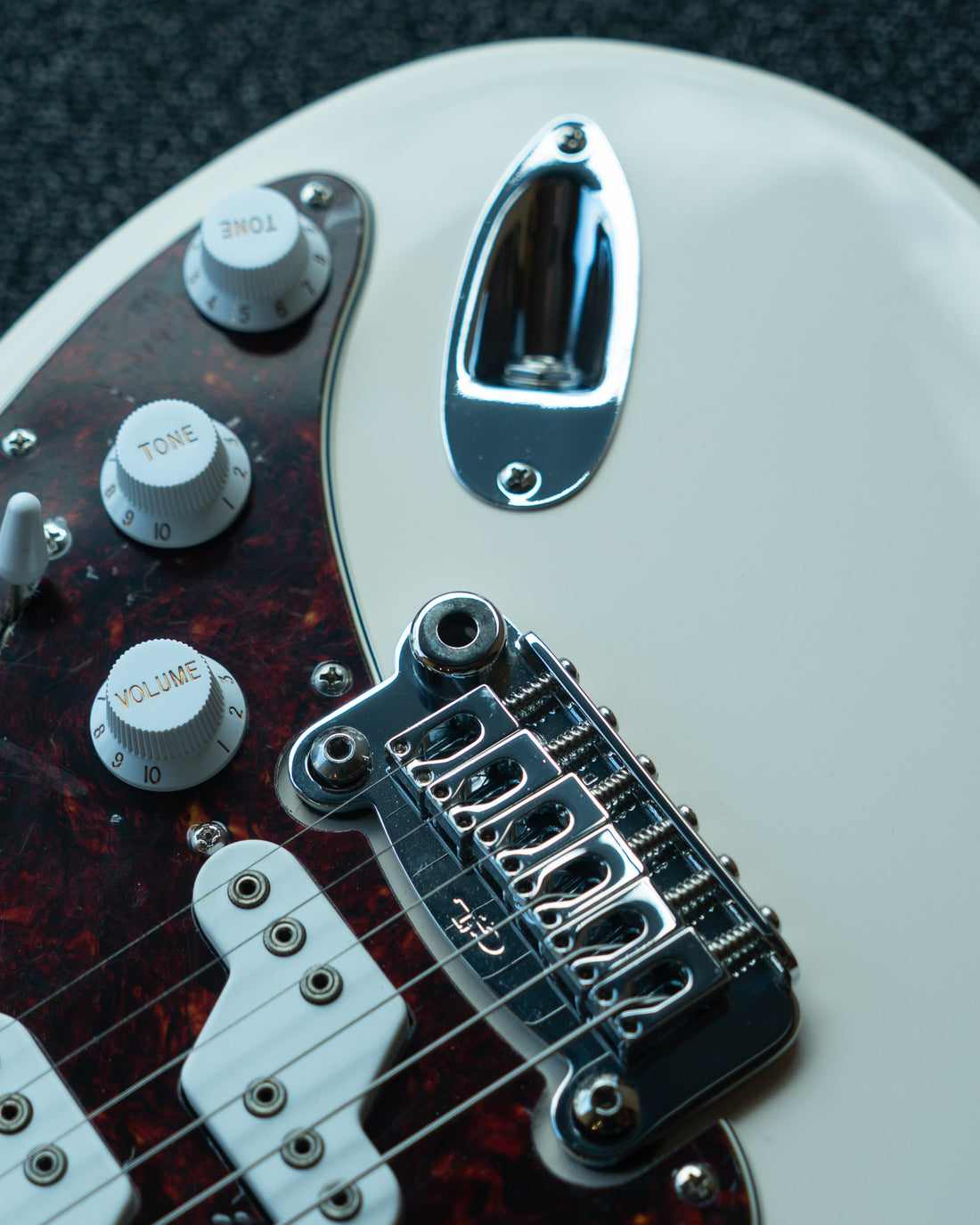 G&L Tribute Comanche Olympic White RW Poplar