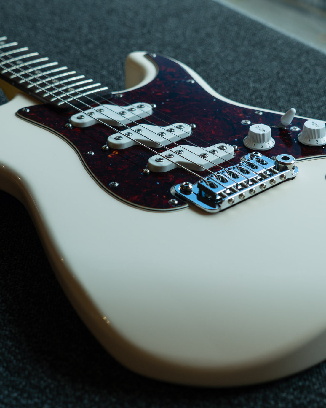 G&L Tribute Comanche Olympic White RW Poplar