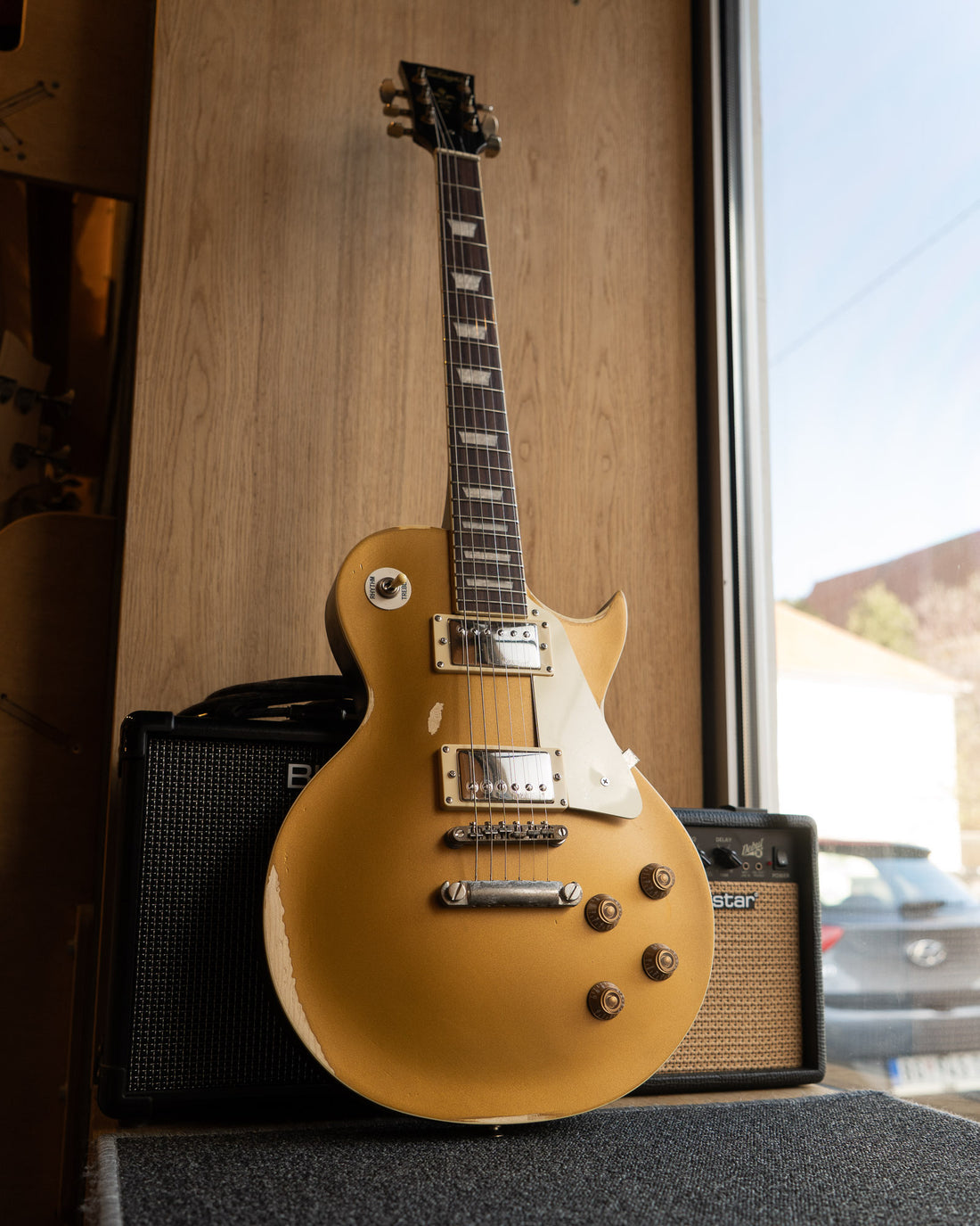 Vintage V100HH ICON, Distressed Gold Top