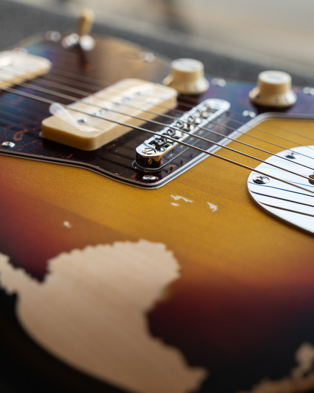 Vintage V65 ICON Vibrato, Distressed Tobacco Sunburst