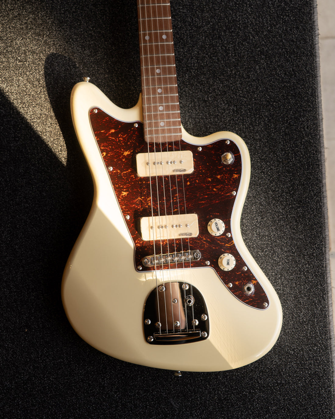 Vintage V65 Reissued Vibrato, Vintage White