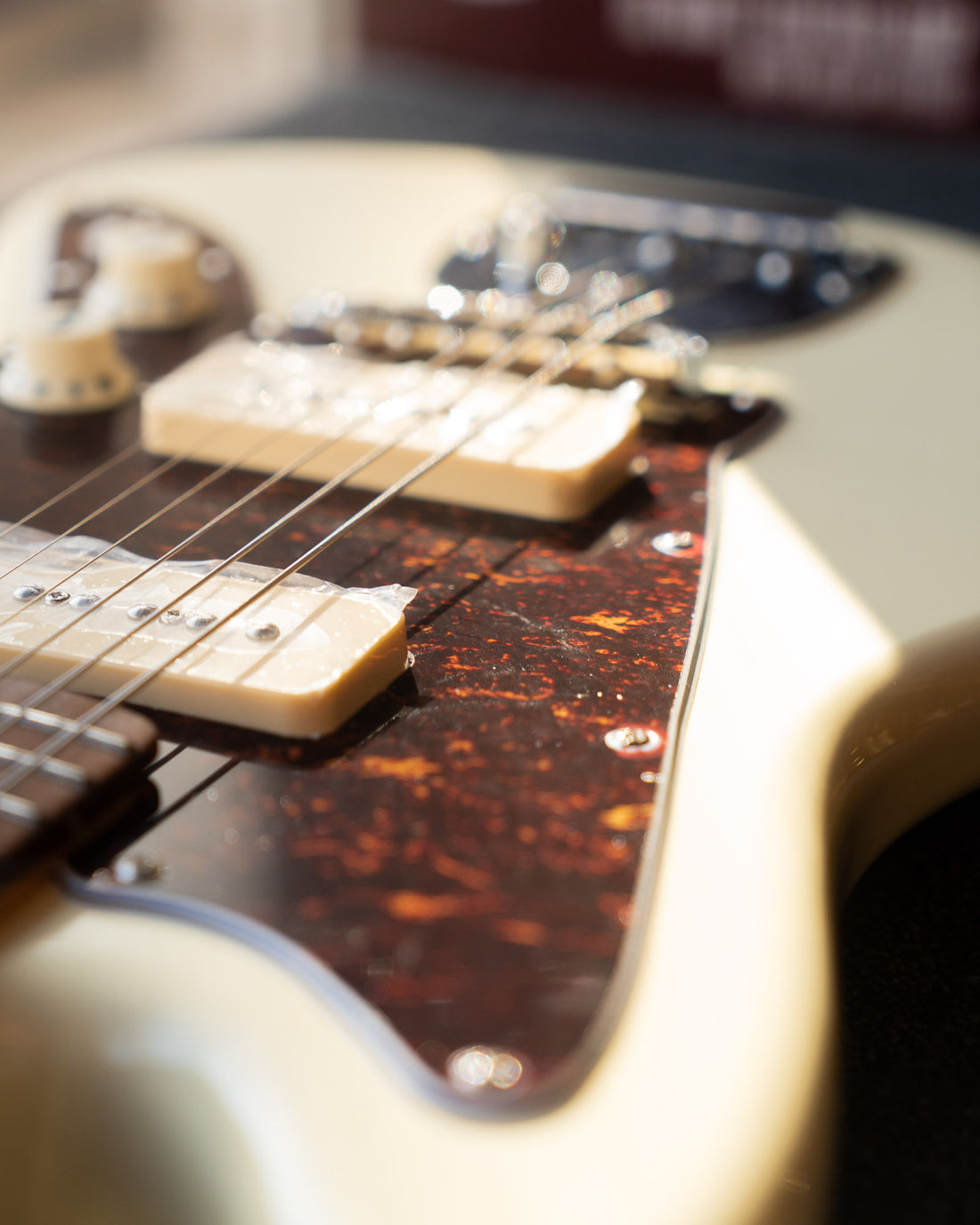 Vintage V65 Reissued Vibrato, Vintage White