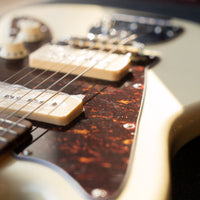 Vintage V65 Reissued Vibrato, Vintage White