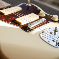 Vintage V65 Reissued Vibrato, Vintage White