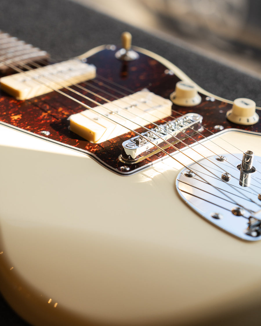 Vintage V65 Reissued Vibrato, Vintage White