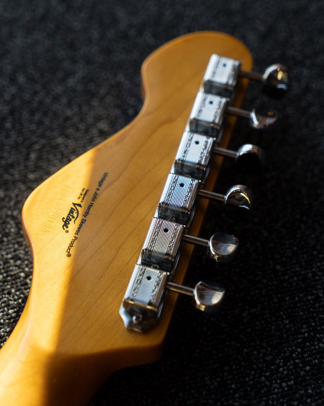 Vintage V65 Reissued Vibrato, Vintage White