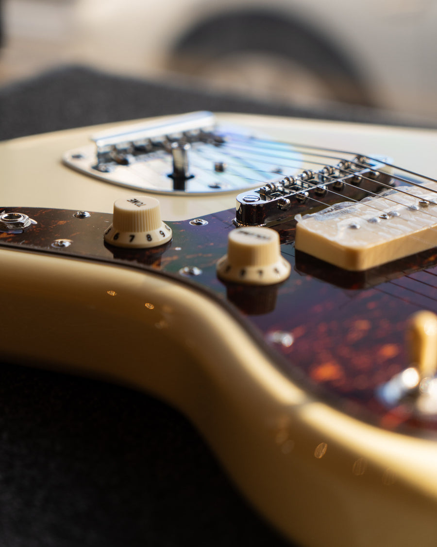 Vintage V65 Reissued Vibrato, Vintage White