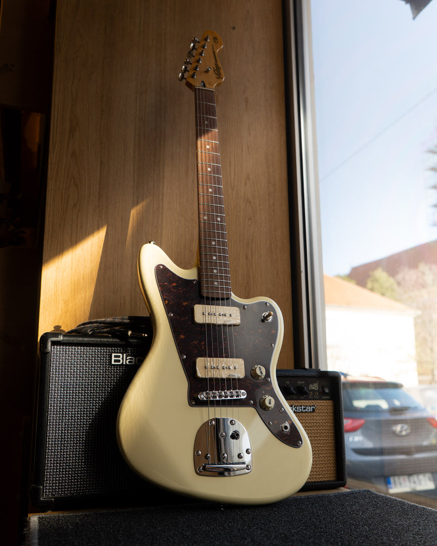 Vintage V65 Reissued Vibrato, Vintage White