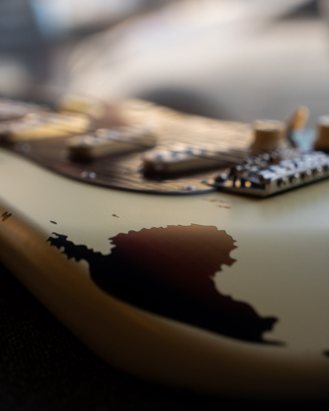 Vintage V6 ICON, Distressed White over Sunburst