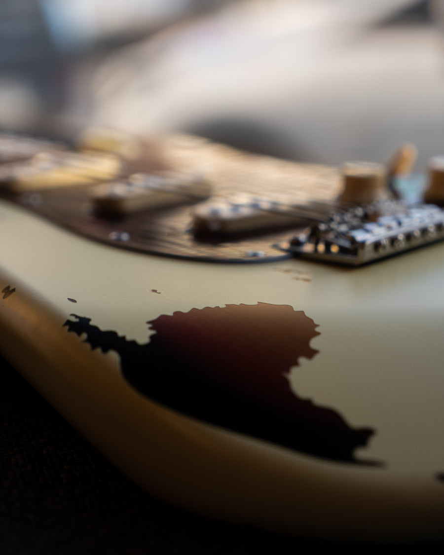 Vintage V6 ICON, Distressed White over Sunburst