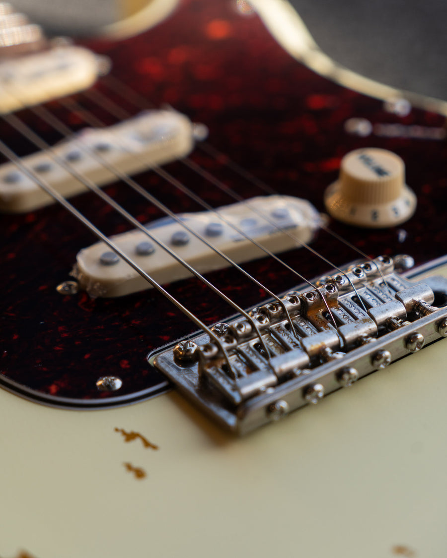 Vintage V6 ICON, Distressed White over Sunburst