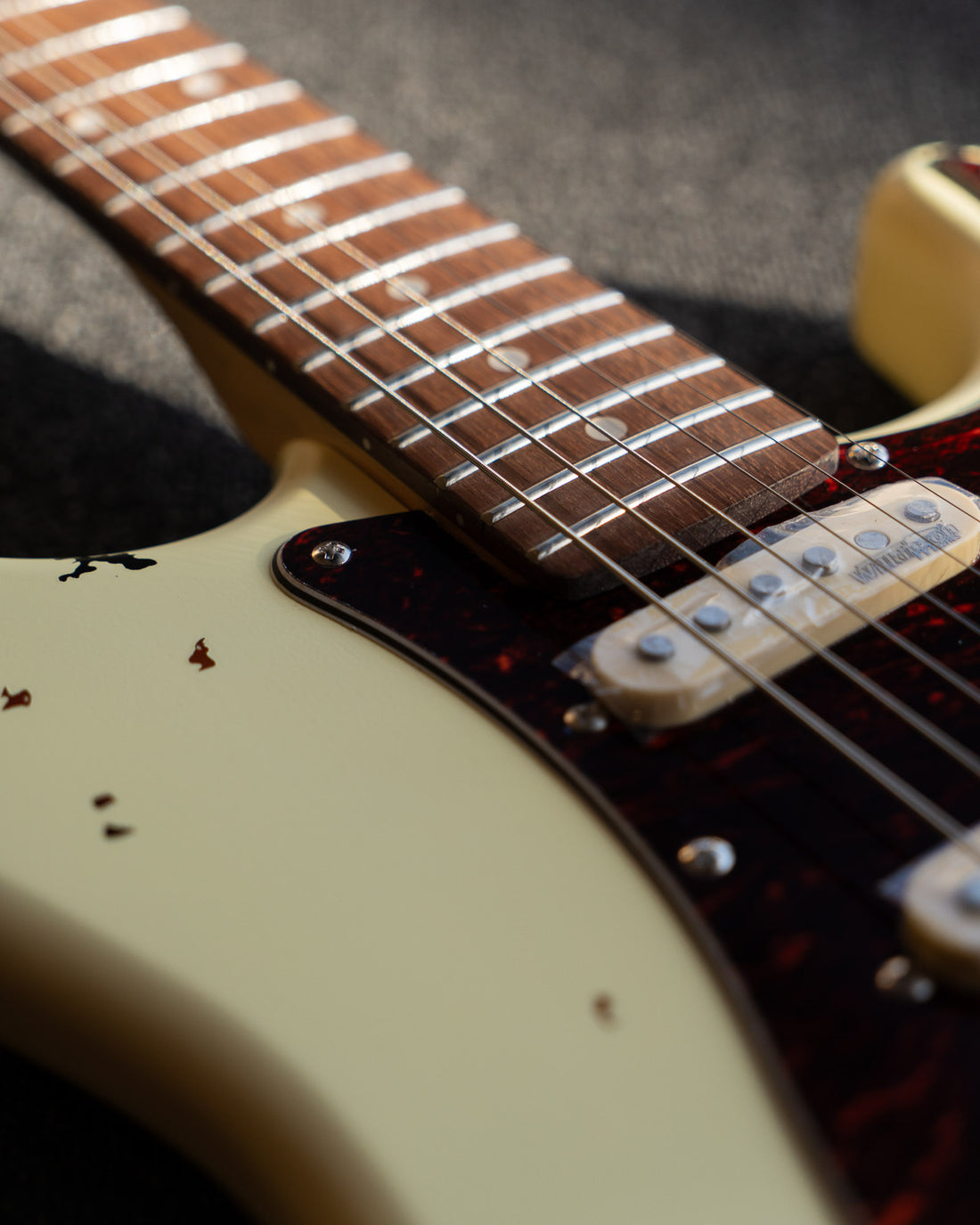 Vintage V6 ICON, Distressed White over Sunburst