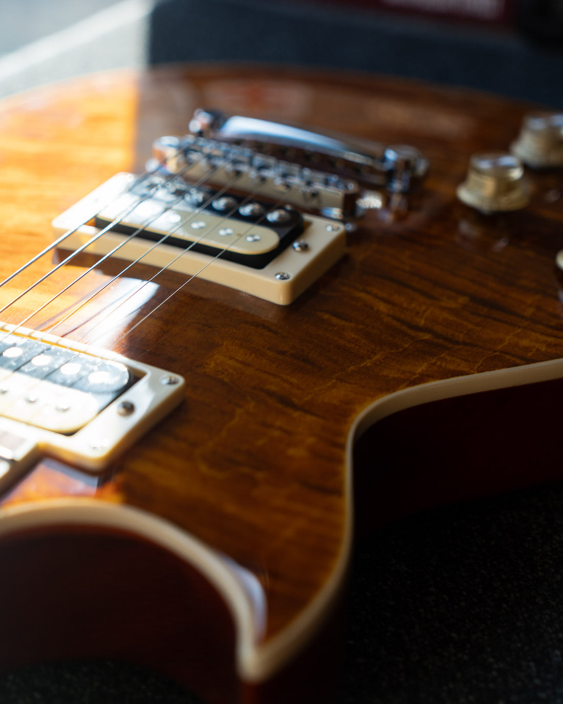 Vintage V100AFD Reissued Left-Handed, Flamed Amber