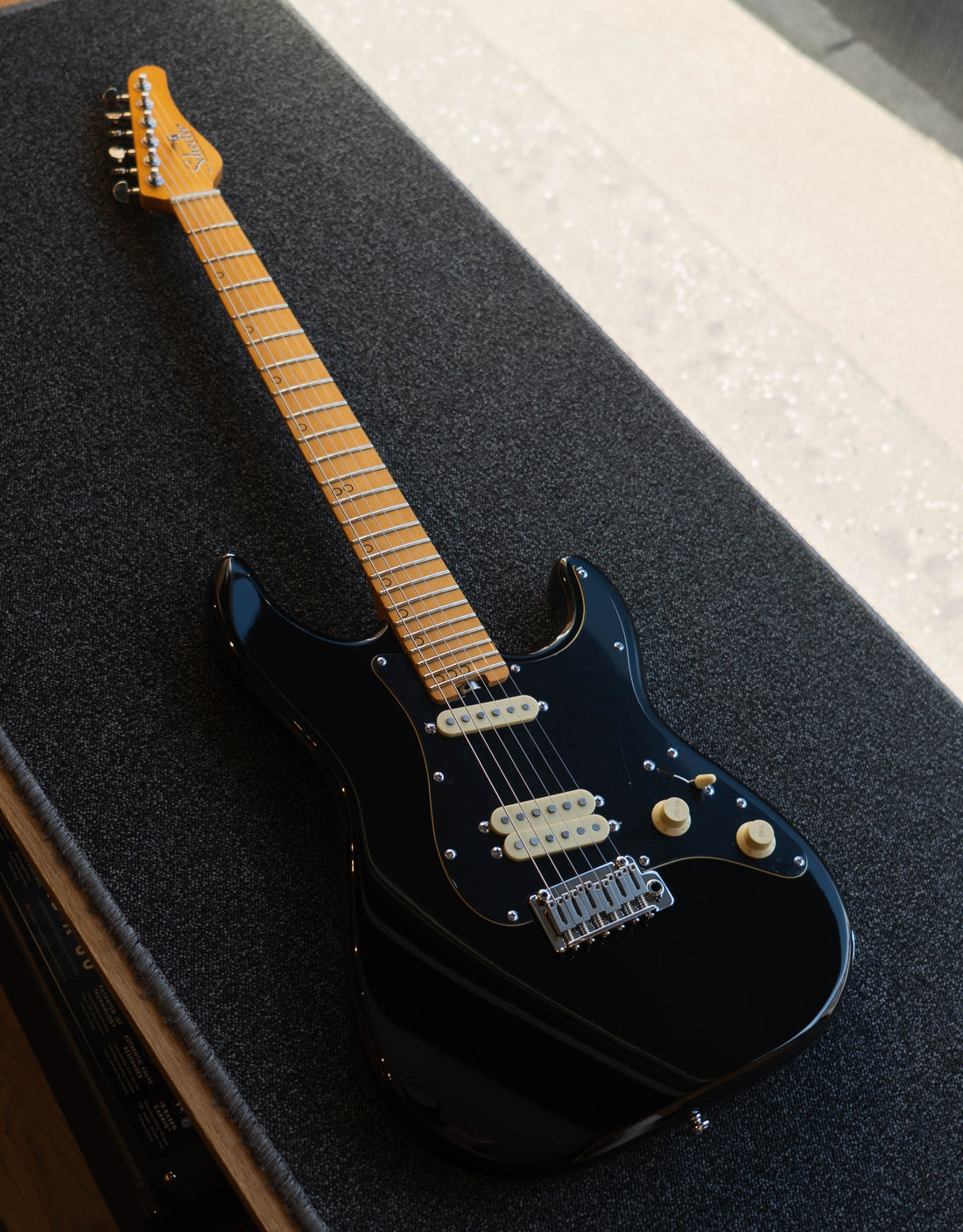 Schecter MV6, Gloss Black