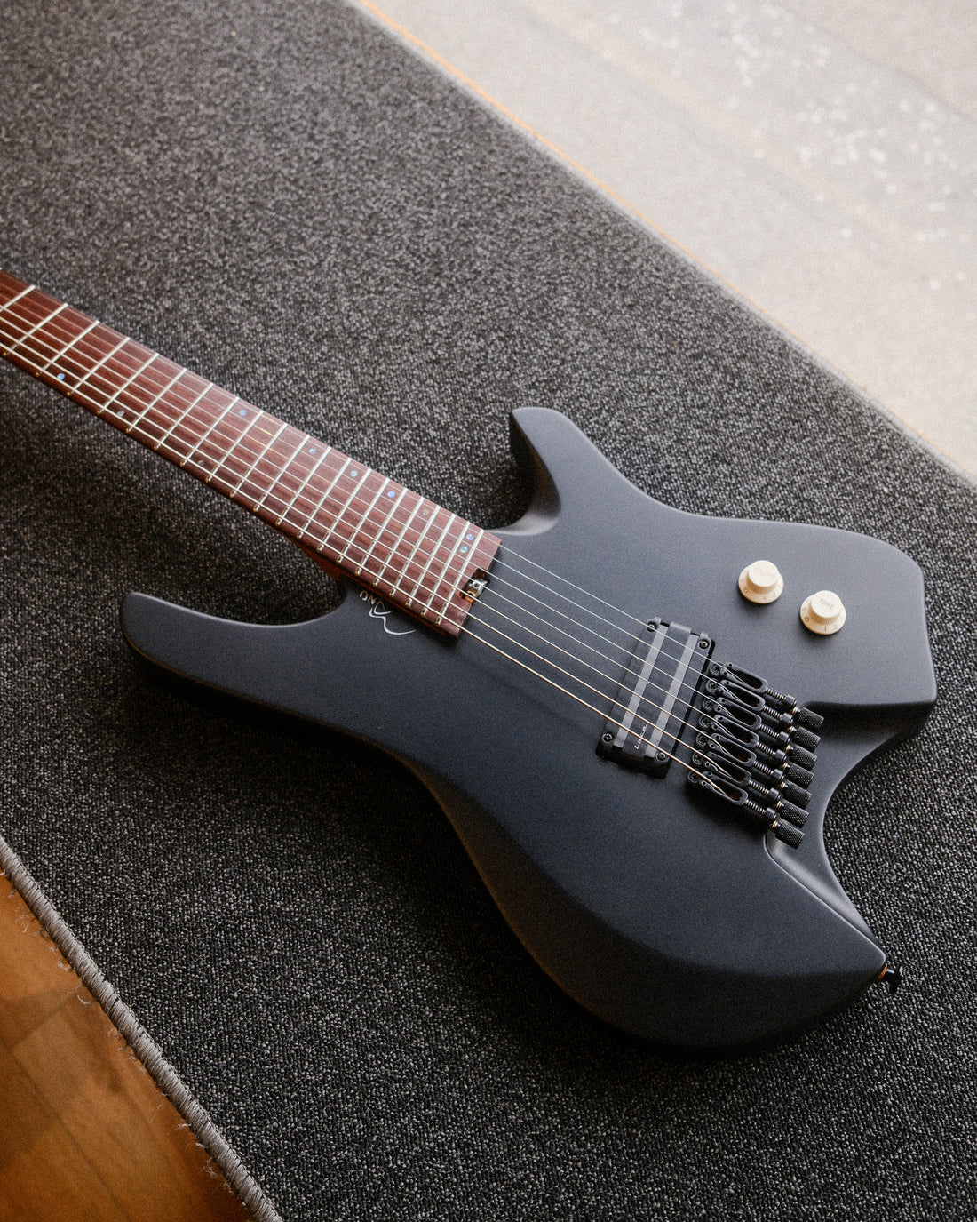 Mano Arnum headless, 7 string, Black